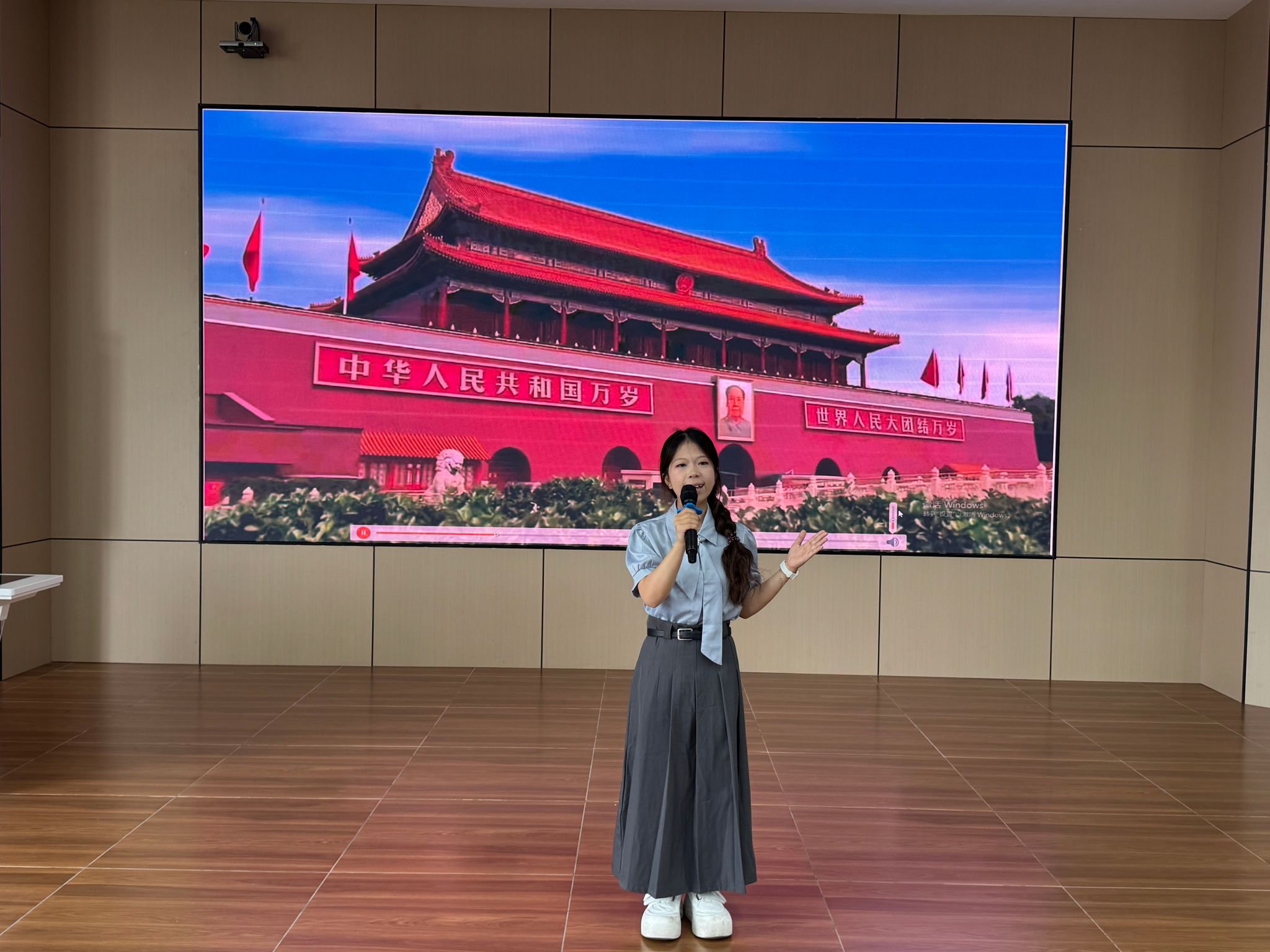 活动在庄严的国歌声中拉开序幕