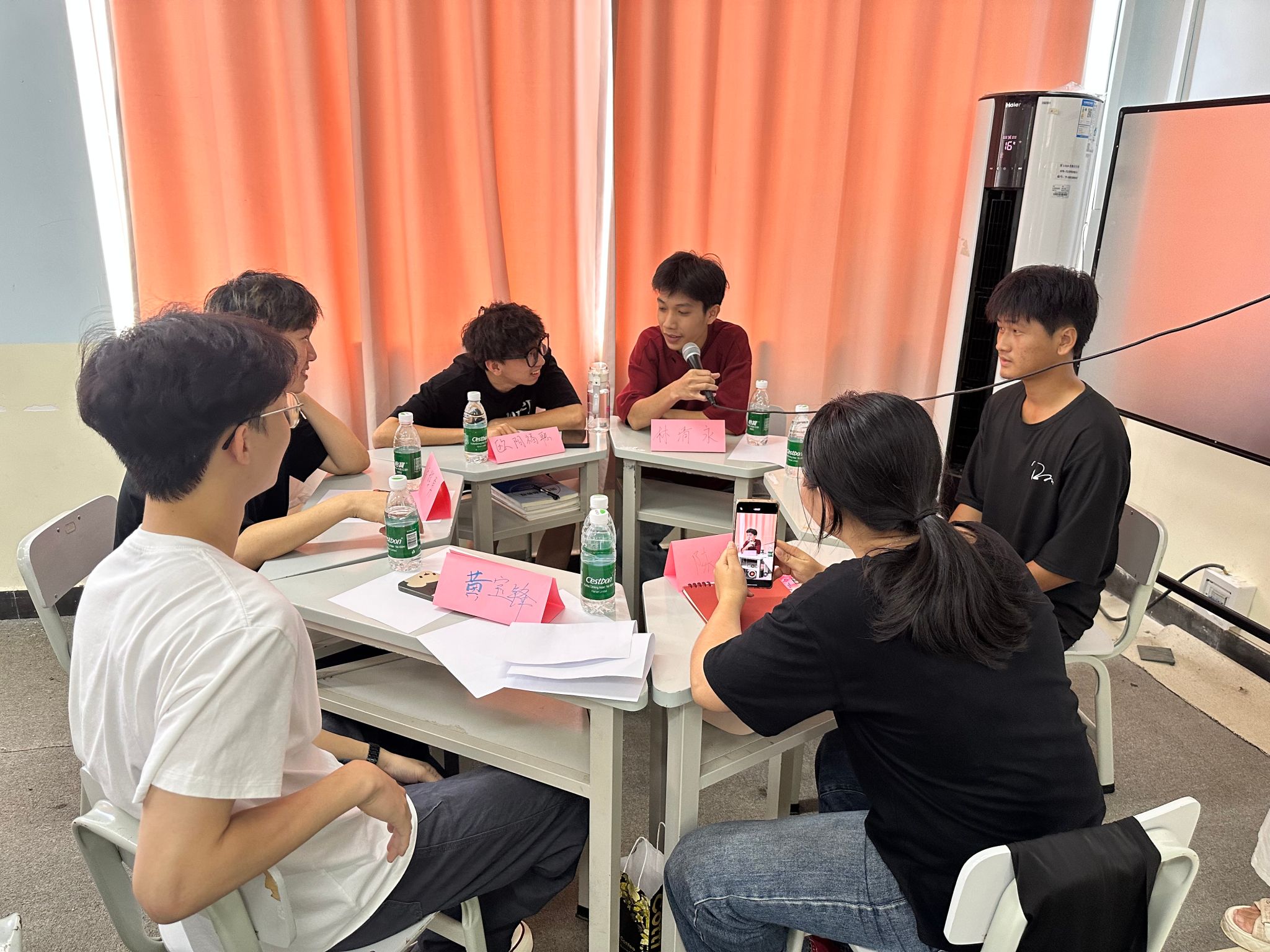 活动先以趣味团队破冰游戏开启