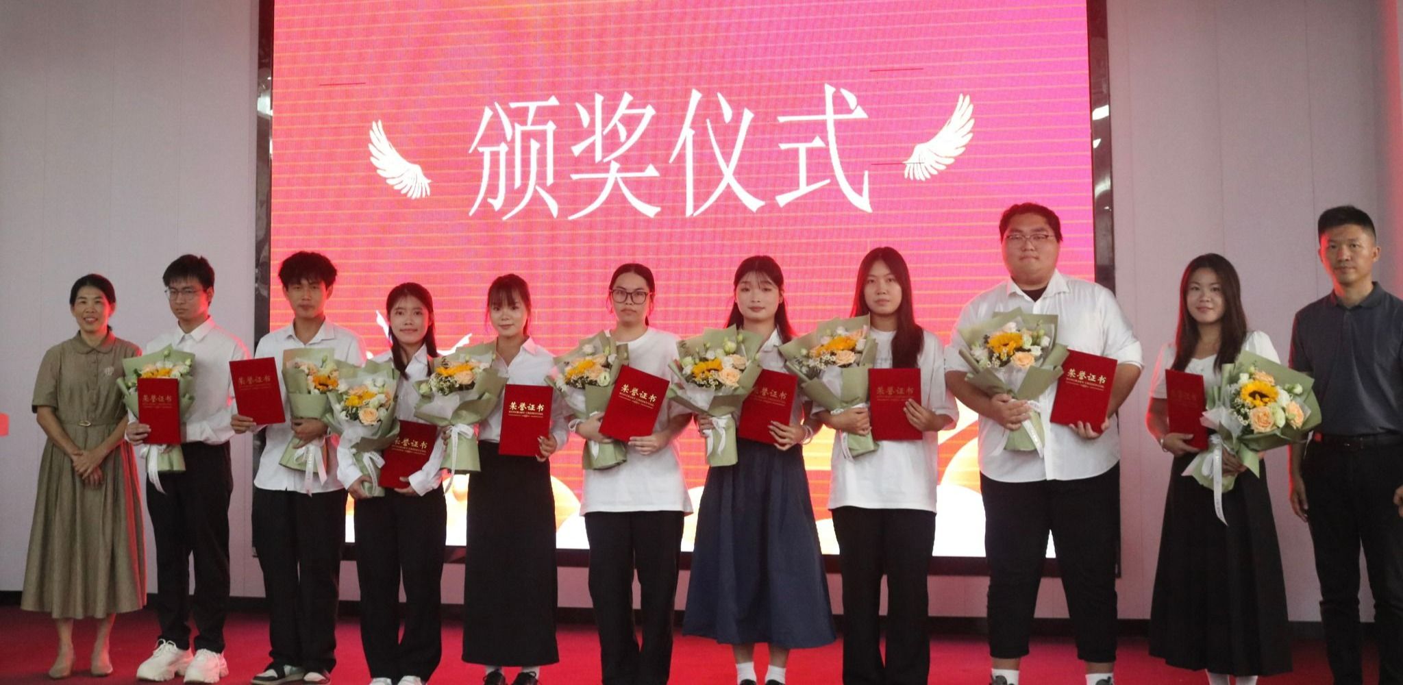 共同见证这一承载青春希望与成长梦想的