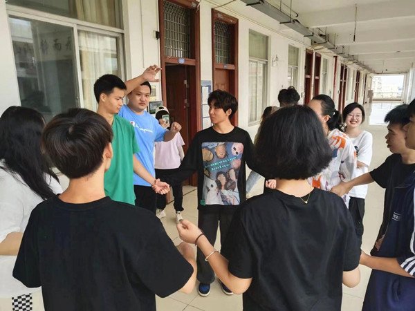 //鼠标触发对象 targetCel