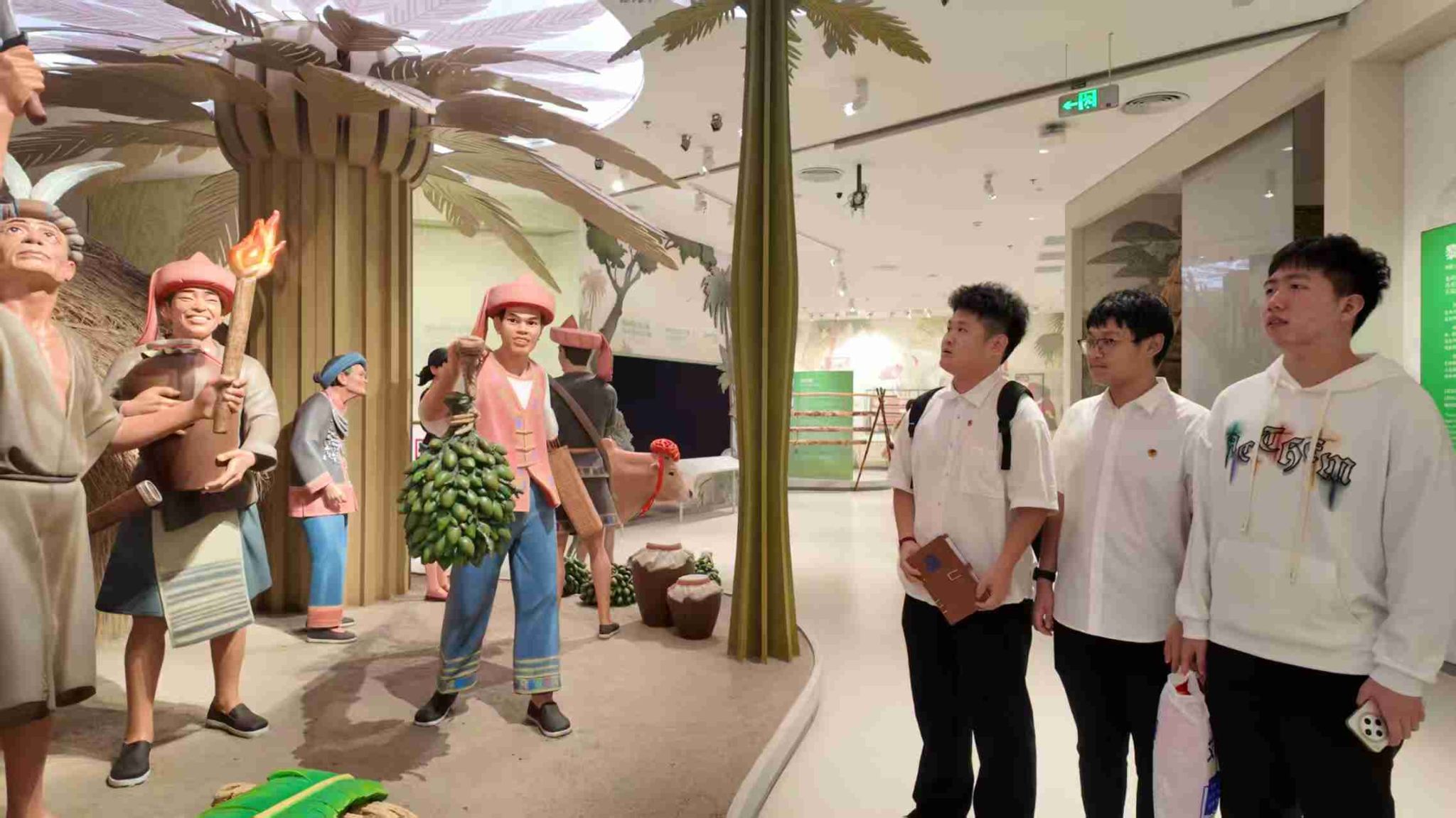 前往海南非遗文化展示中心开展文化研学