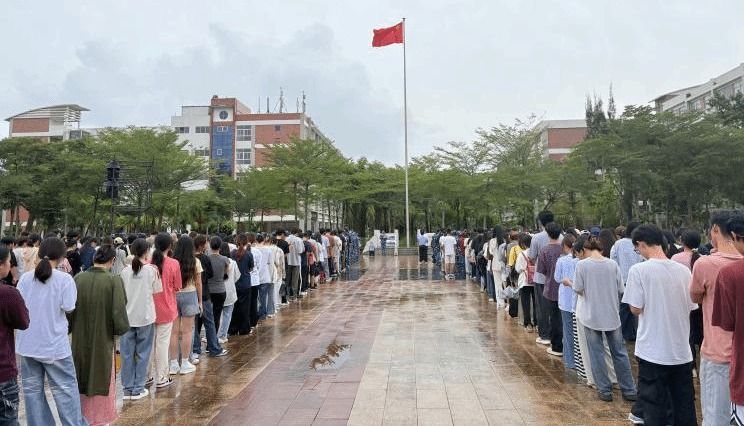 以素养筑未来”主题升国旗仪式