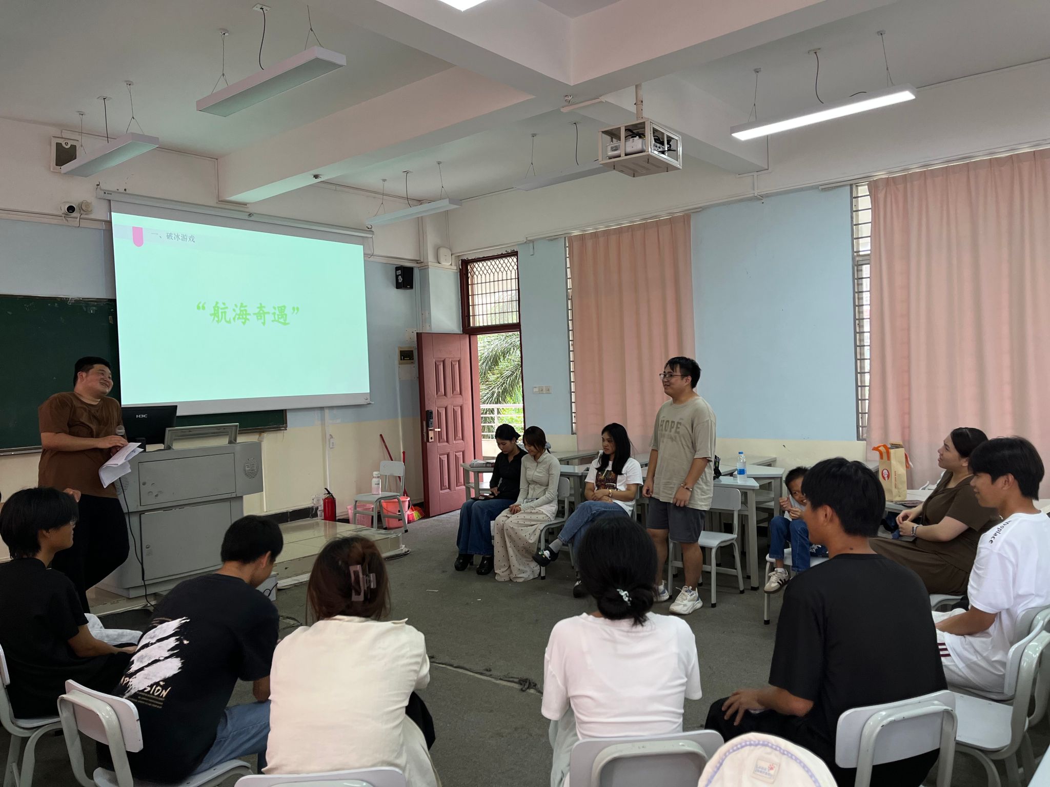 活动在“爱的抱抱”破冰游戏中拉开帷幕