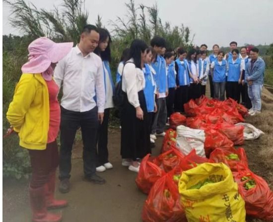 爱心助农采摘”志愿服务主题党日活动
