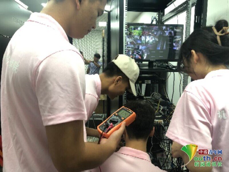 实践小队先参观互联网农业小镇的配电设