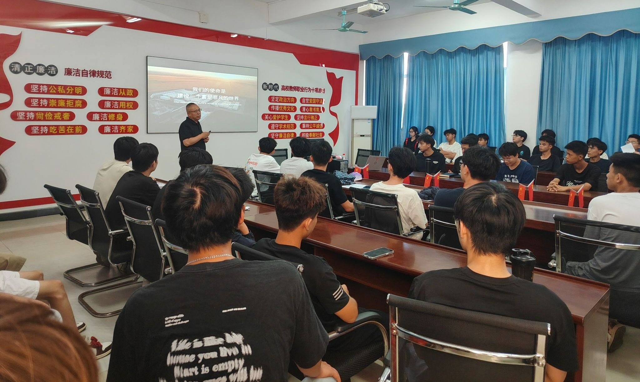 举办专场校园招聘宣讲会