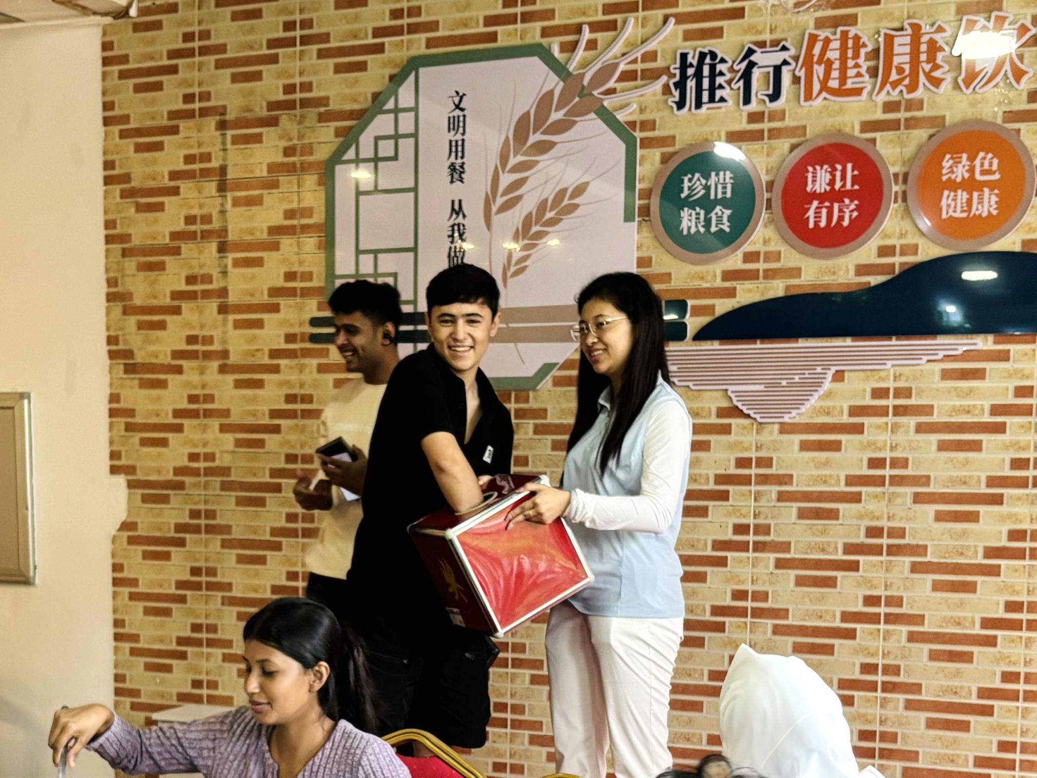 缔结深厚友谊
