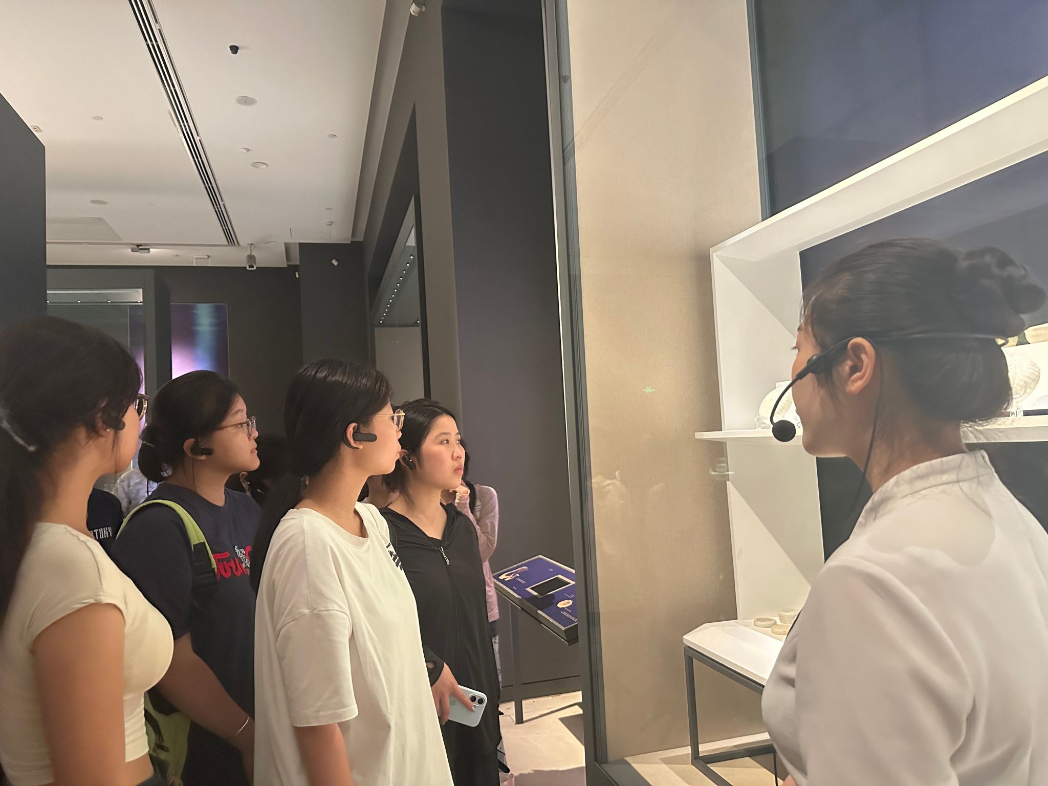 3班的同学围绕“海南旅游景点讲解”“