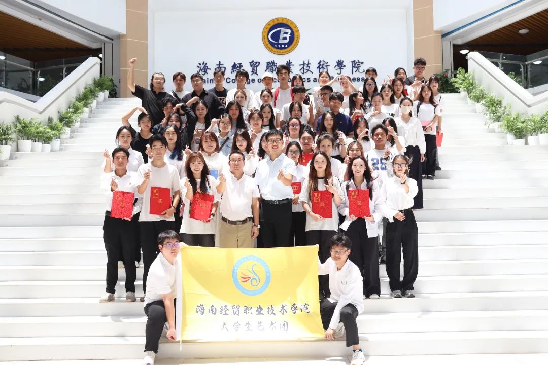 大学生艺术团.JPG 杨梓欣便提交了入党申请书