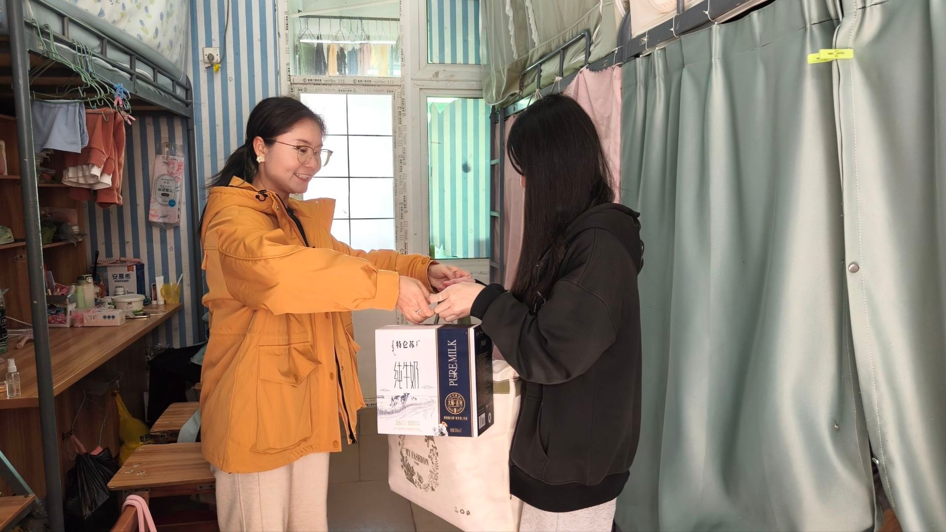 以“御寒送暖” 传递育人温度