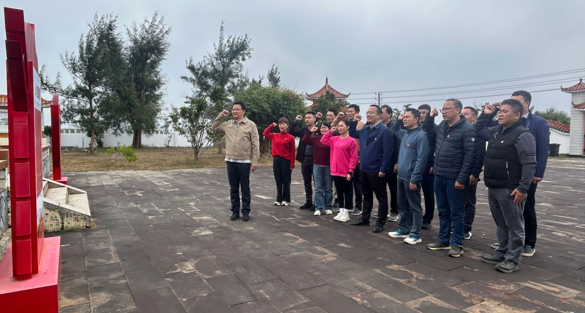 先后走进演丰地区人民革命纪念园