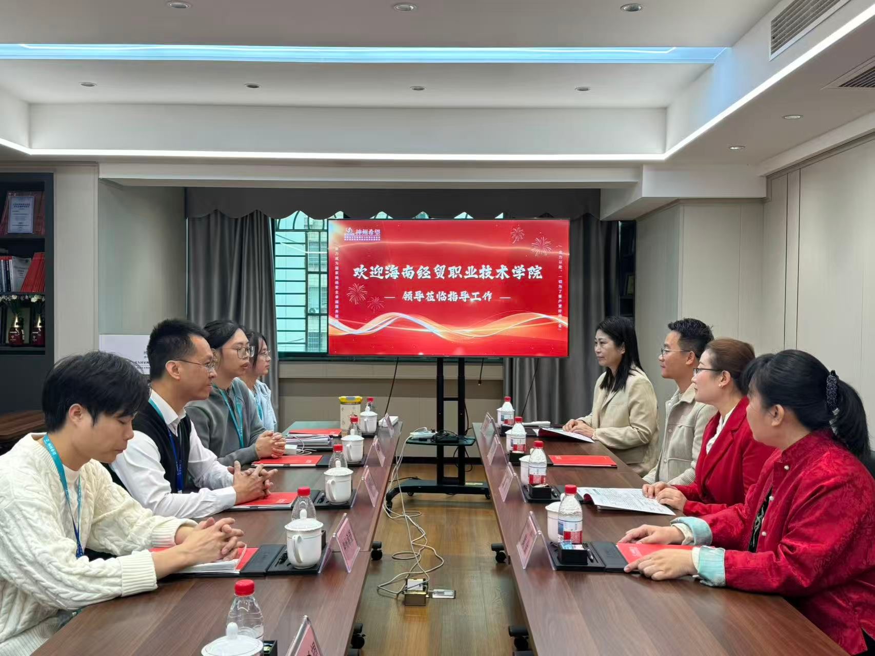 副院长闻彦博和辅导员教师一行5人先后