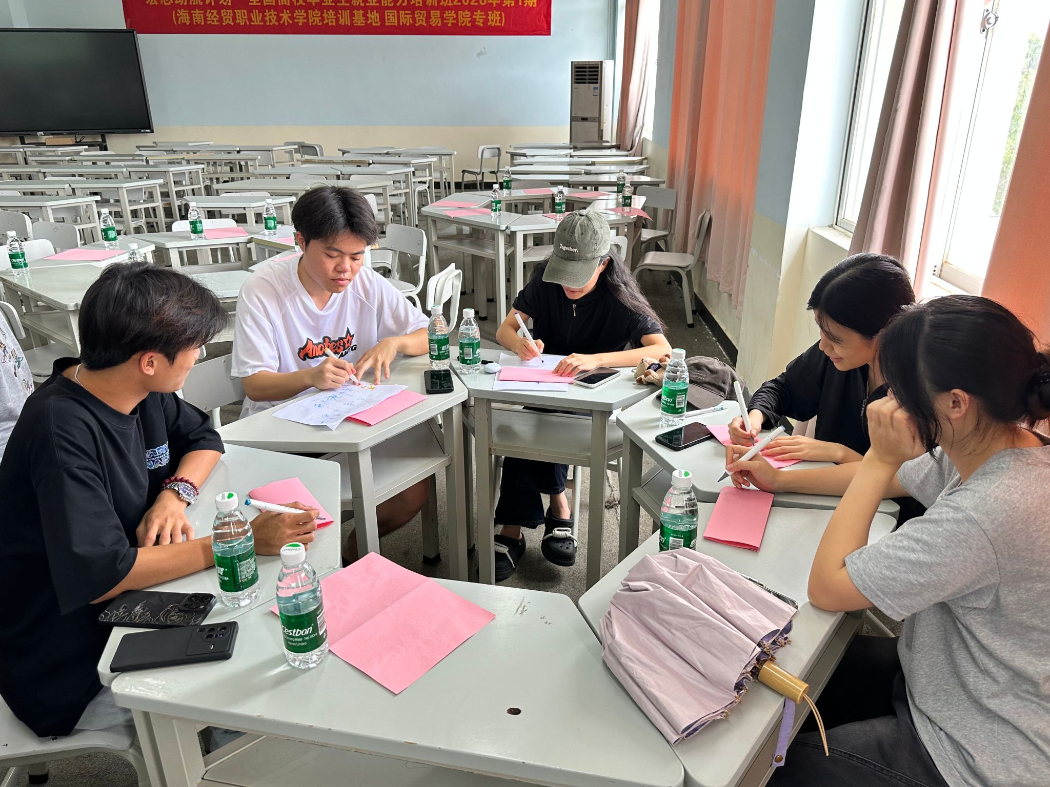 参训同学们积极参与并快速完成组队