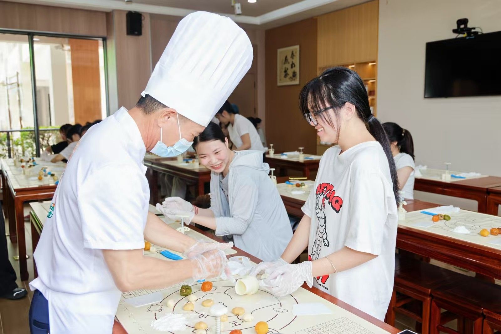 新媒体传播为特色