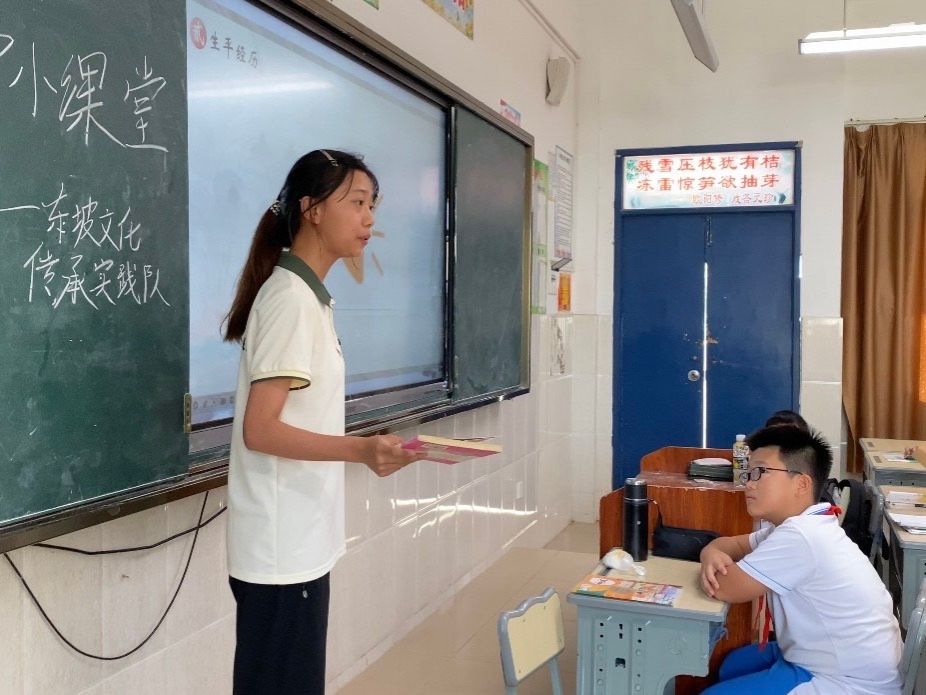 服务三条赛道上并肩奔跑