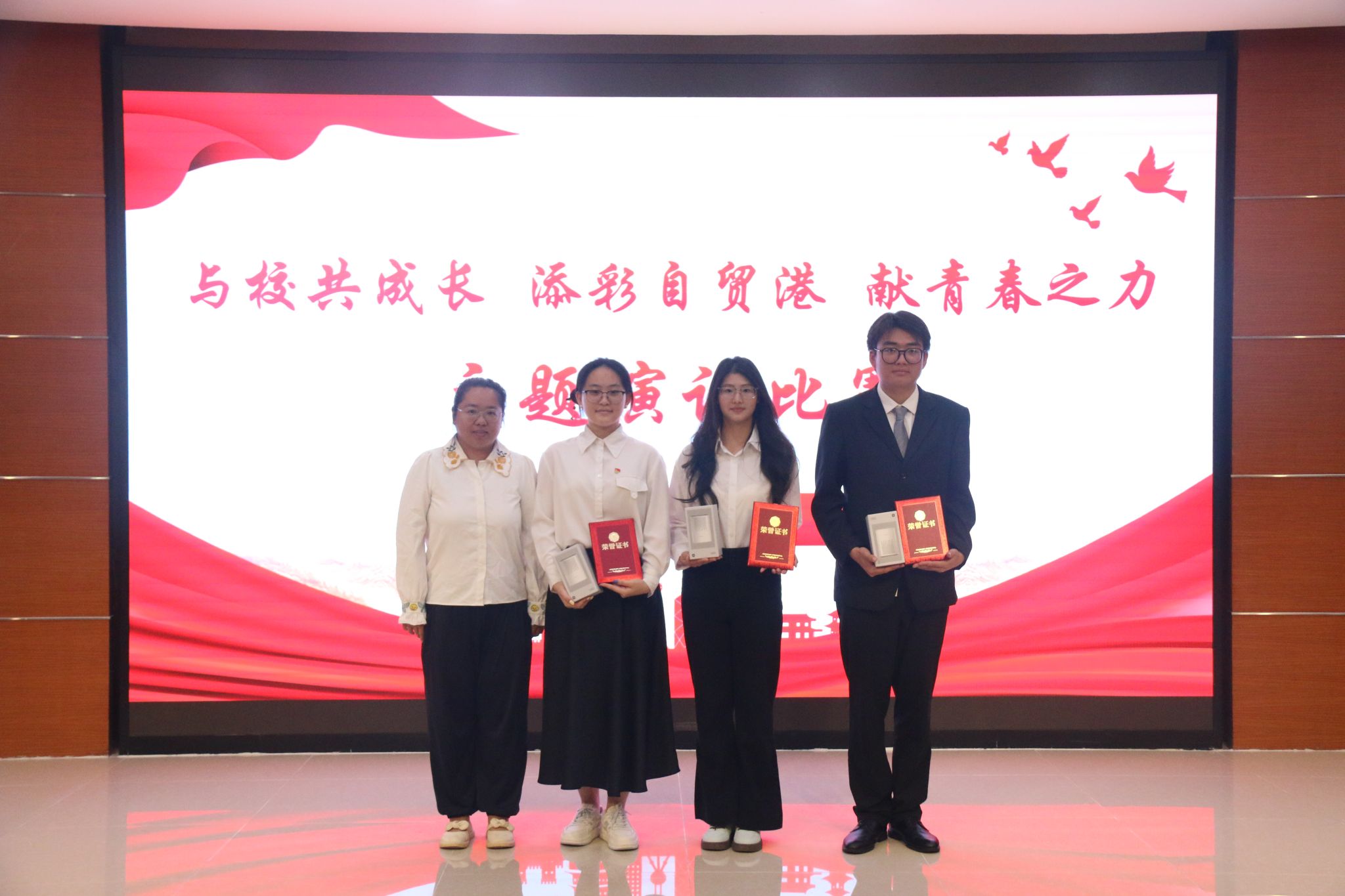 17名参赛选手精神饱满