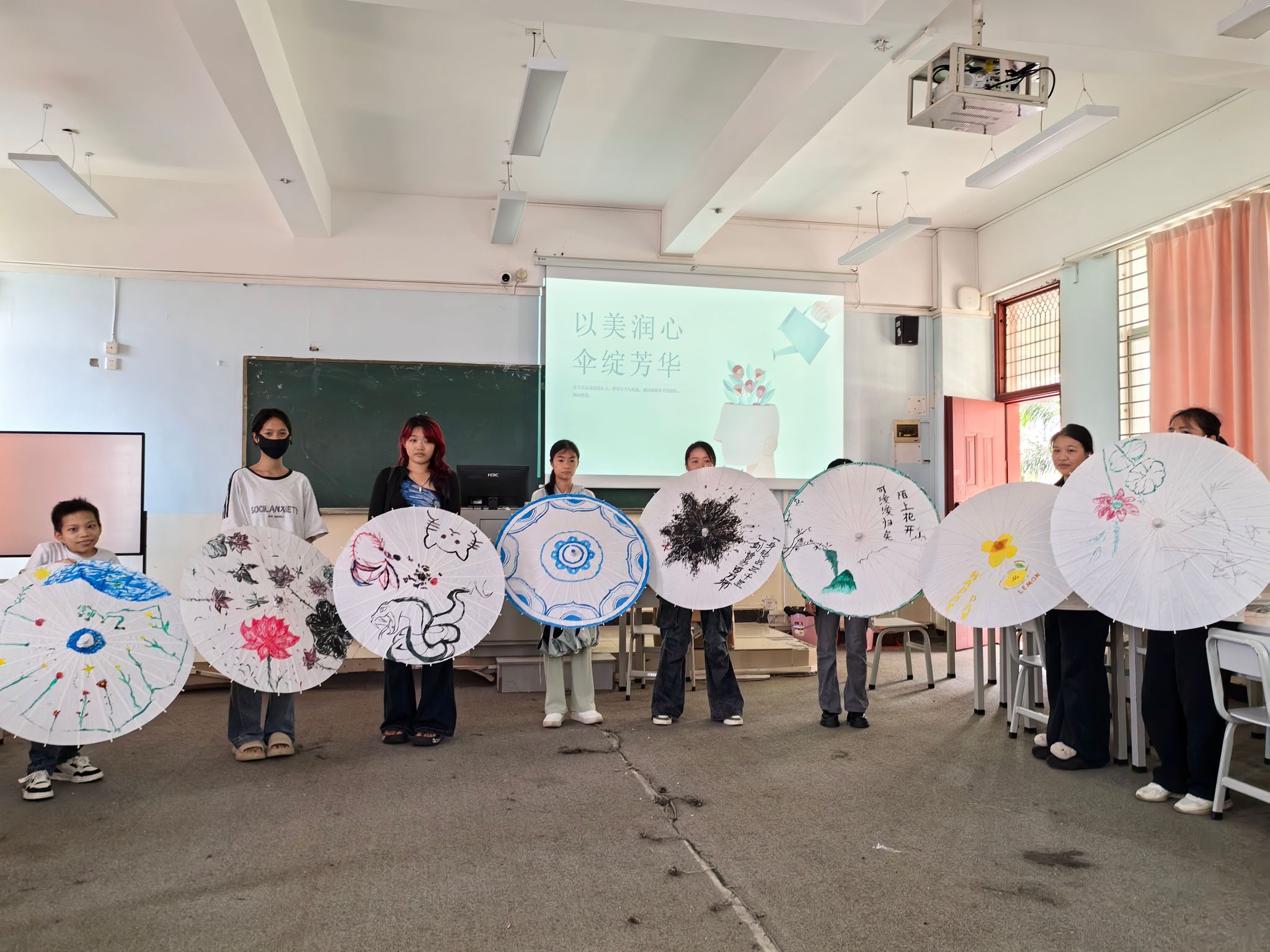 原本陌生的面孔很快熟络起来