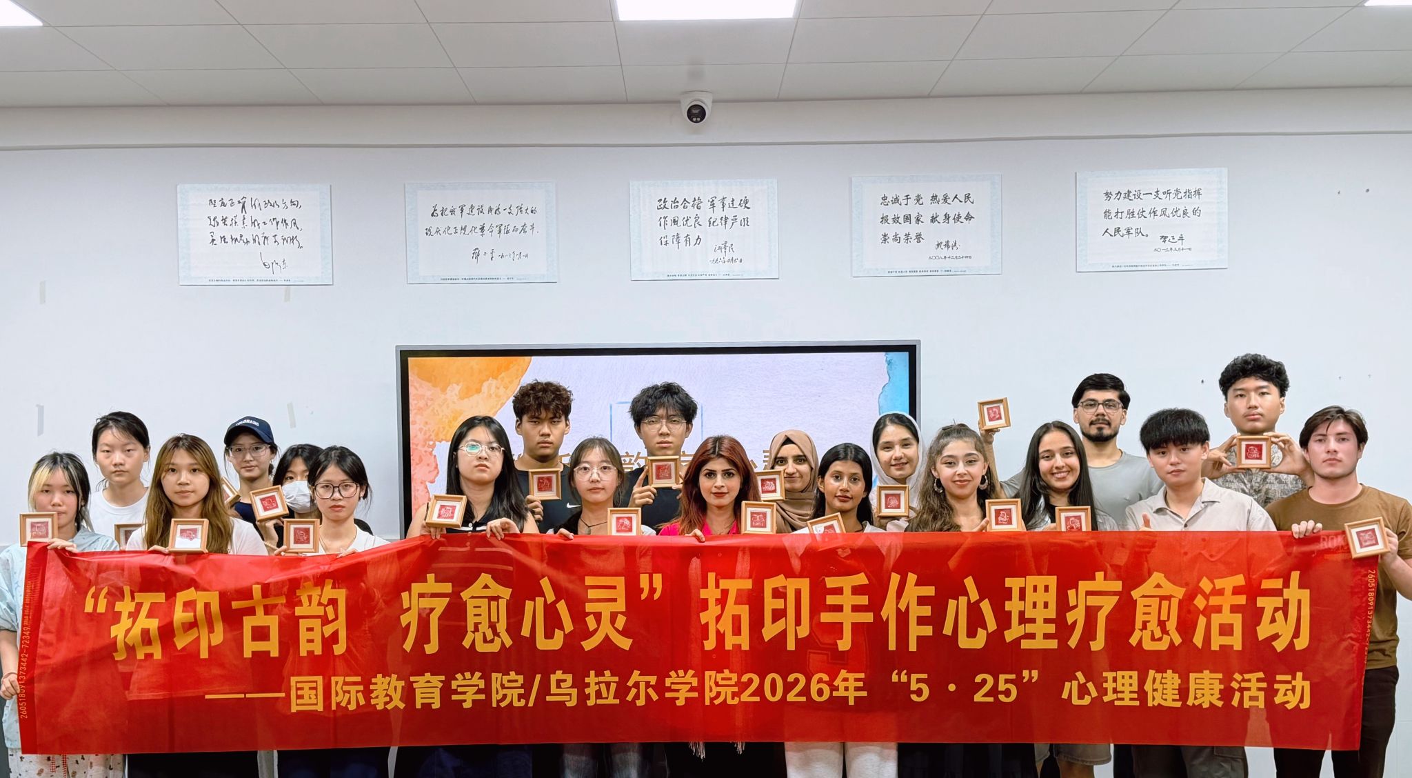 将宣纸覆盖于古砖
