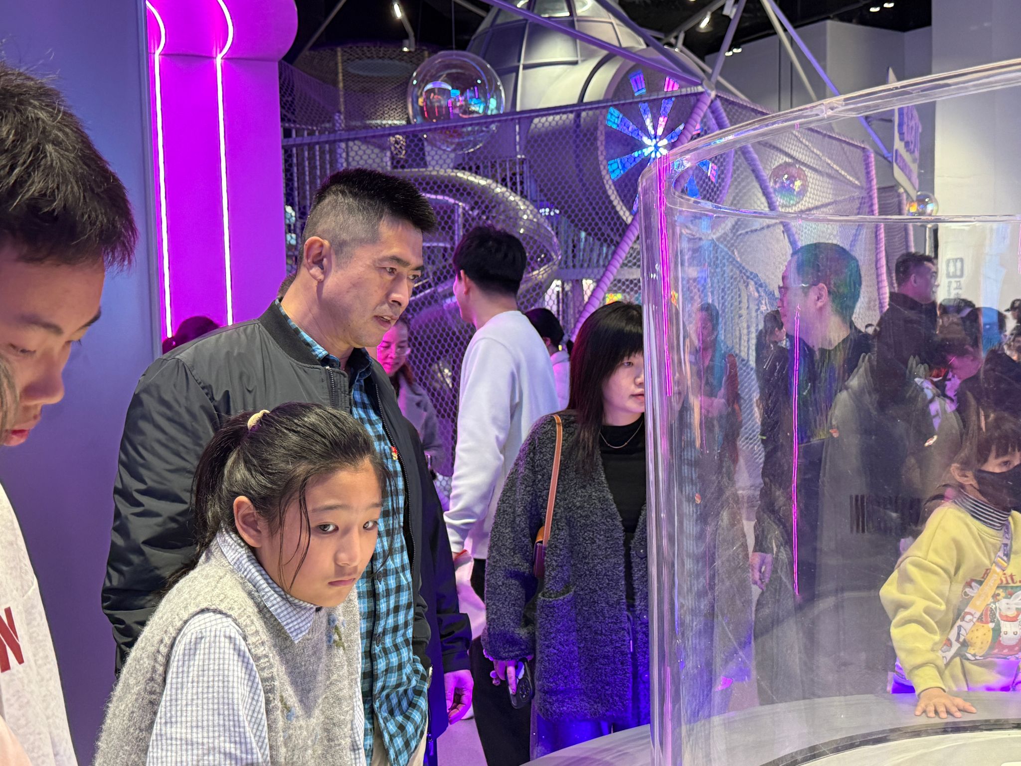 开展“感悟科技力量 赋能自贸港建设