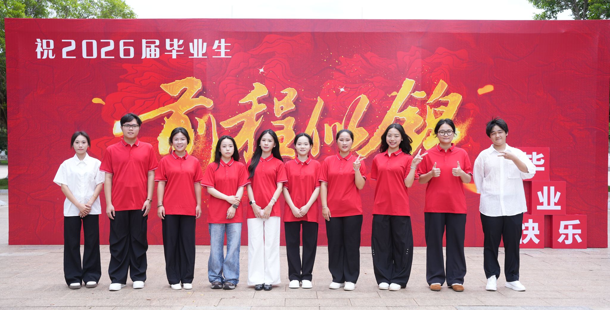 坚毅的眼神中既饱含着对校园时光的深深