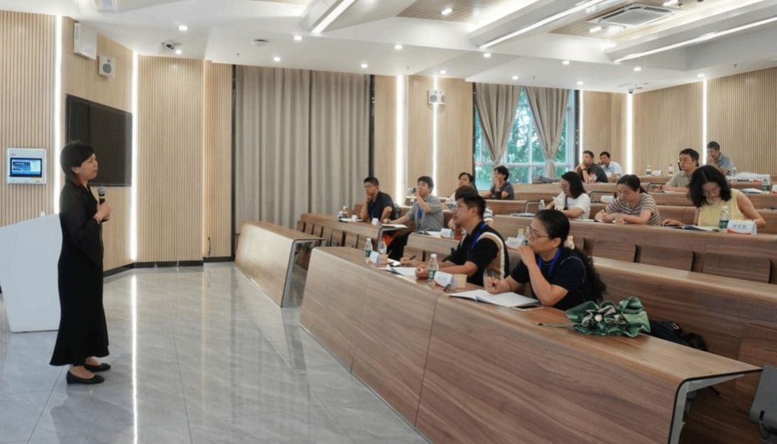 30名骨干教师及教学管理人员赴深集中