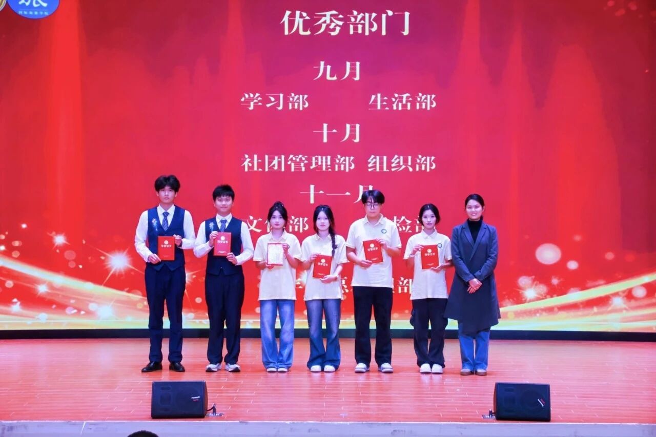 一张张荣誉证书凝结着汗水与坚持