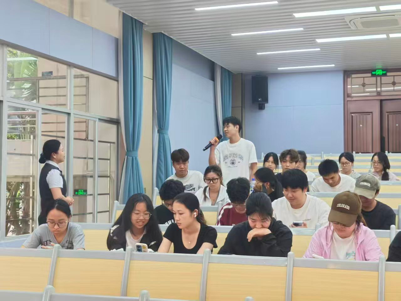 座谈会上