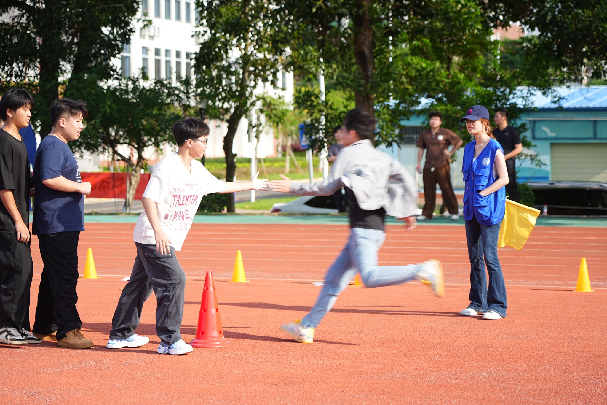 为同学们鼓劲加油