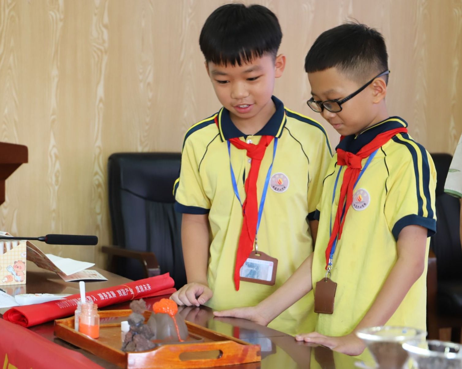 为五年级三班的同学们开展了趣味十足的