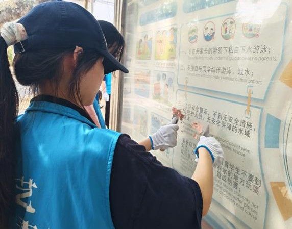 开展 “三月学雷锋・净美进社区”暨社