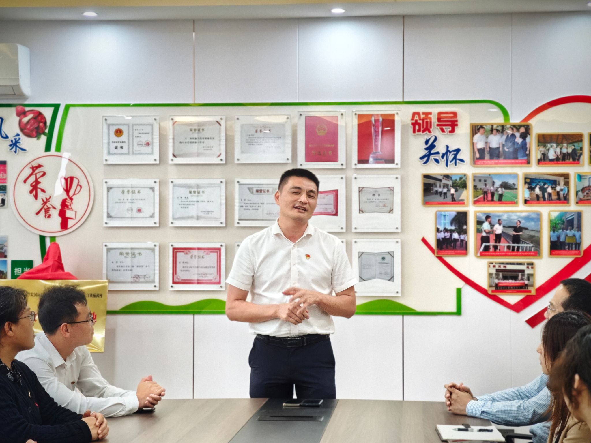 聚精会神地聆听海南省劳动模范