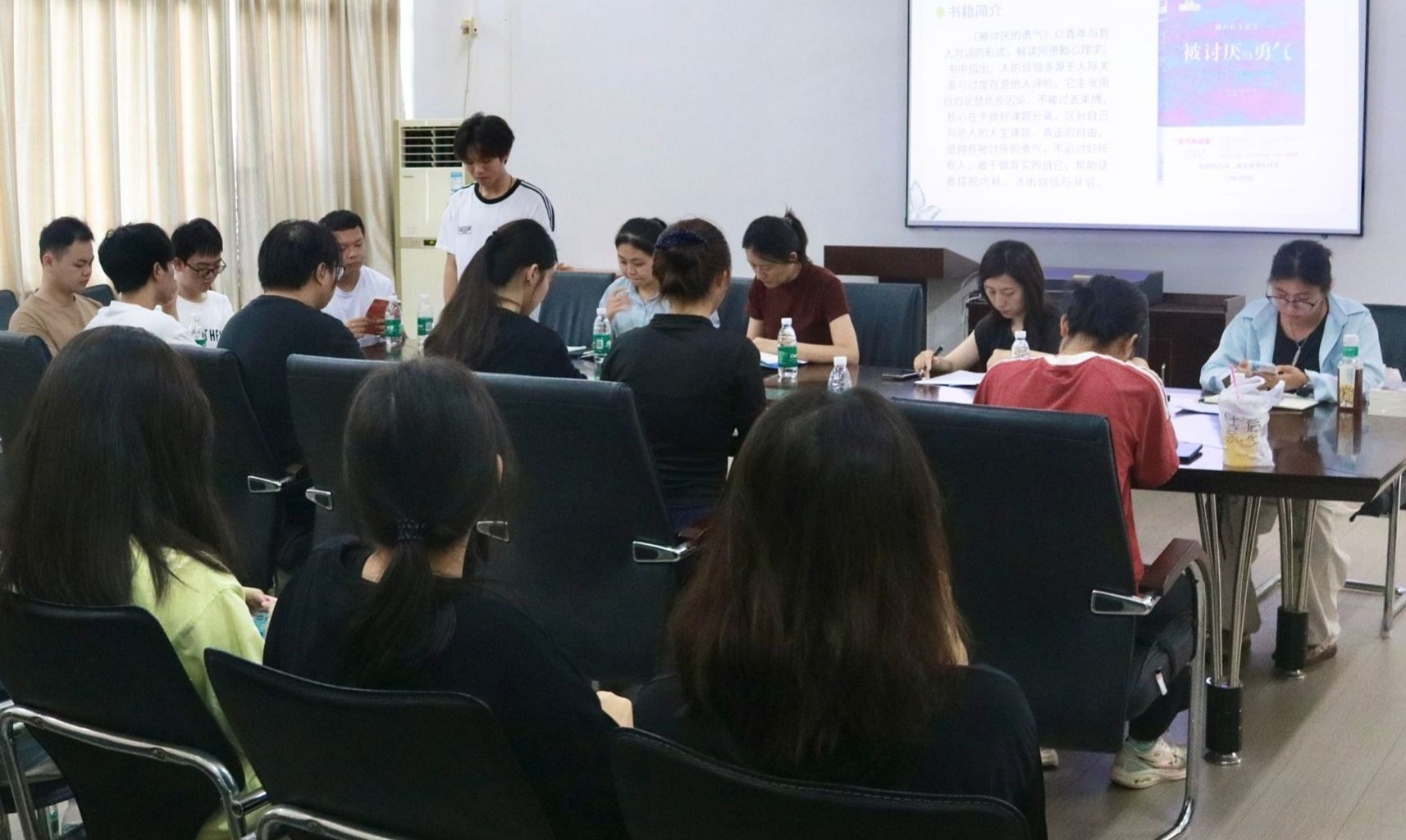 因此30余名师生齐聚一堂