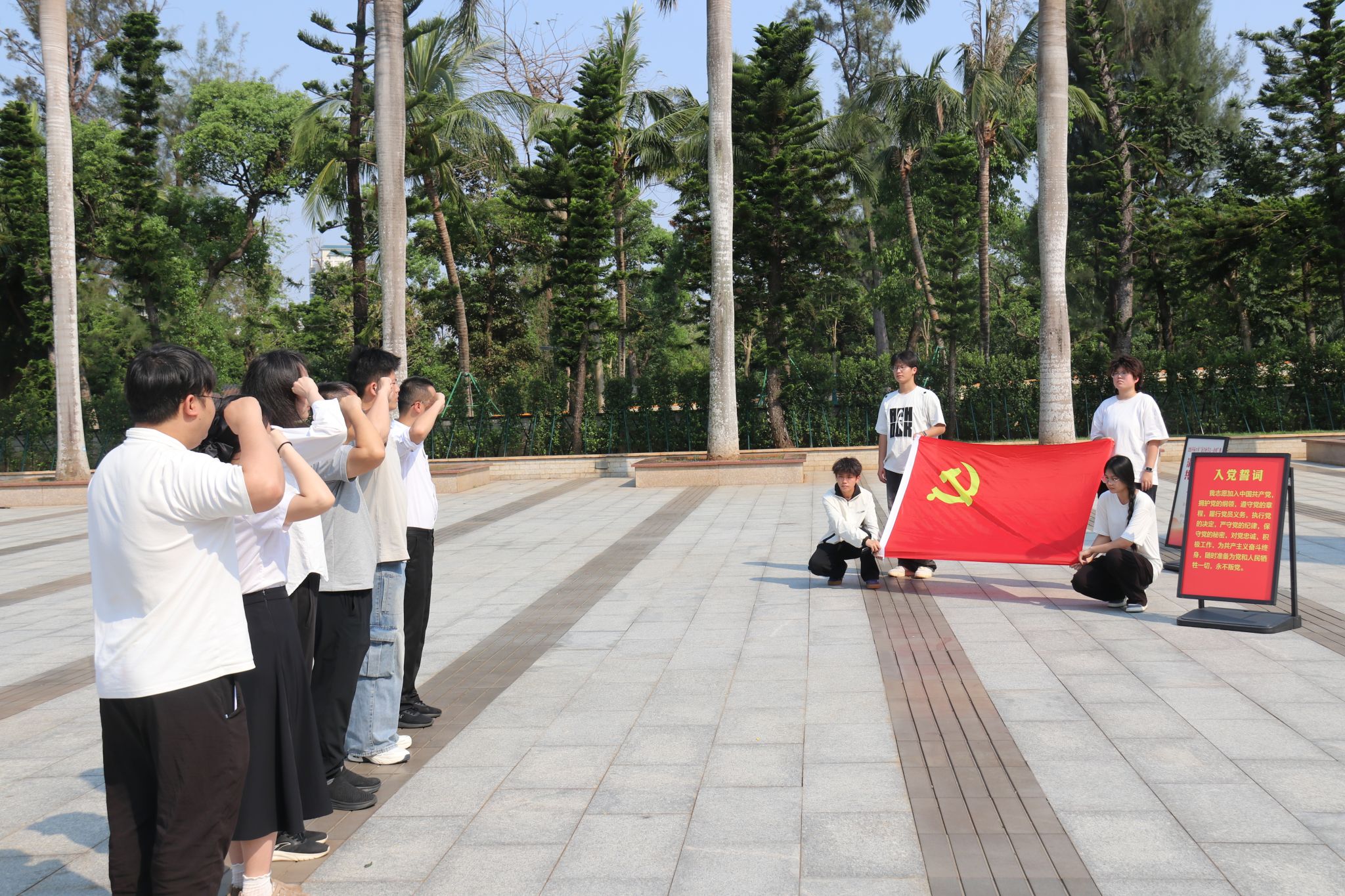 带领同学们瞻仰纪念碑