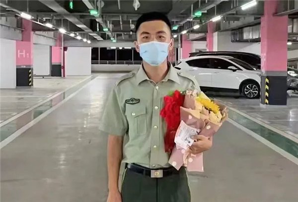协助开展乘客抗原检测的小哥哥