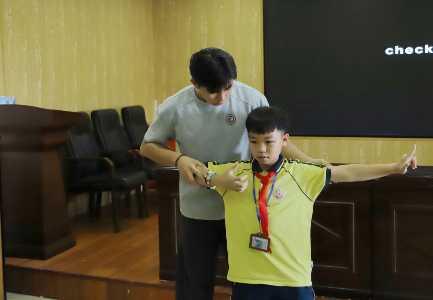 林芳顺两位同学带领孩子们开启了一场别
