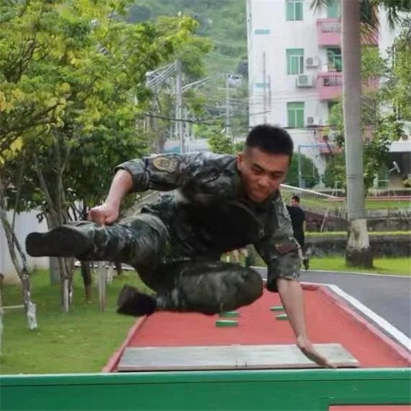 退伍士兵化身抗疫志愿者 “护士