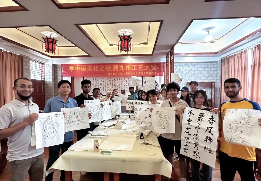 师生们跟随讲解员的脚步