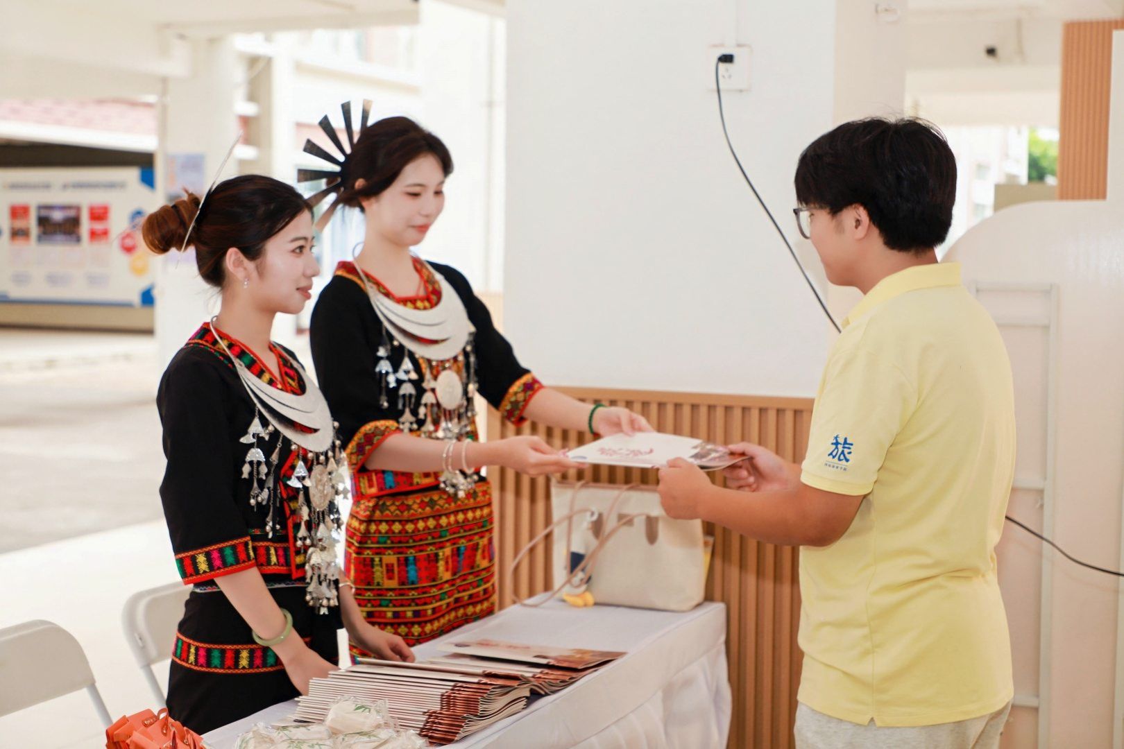 汉服鱼灯巡游两大国风展演贯穿全场
