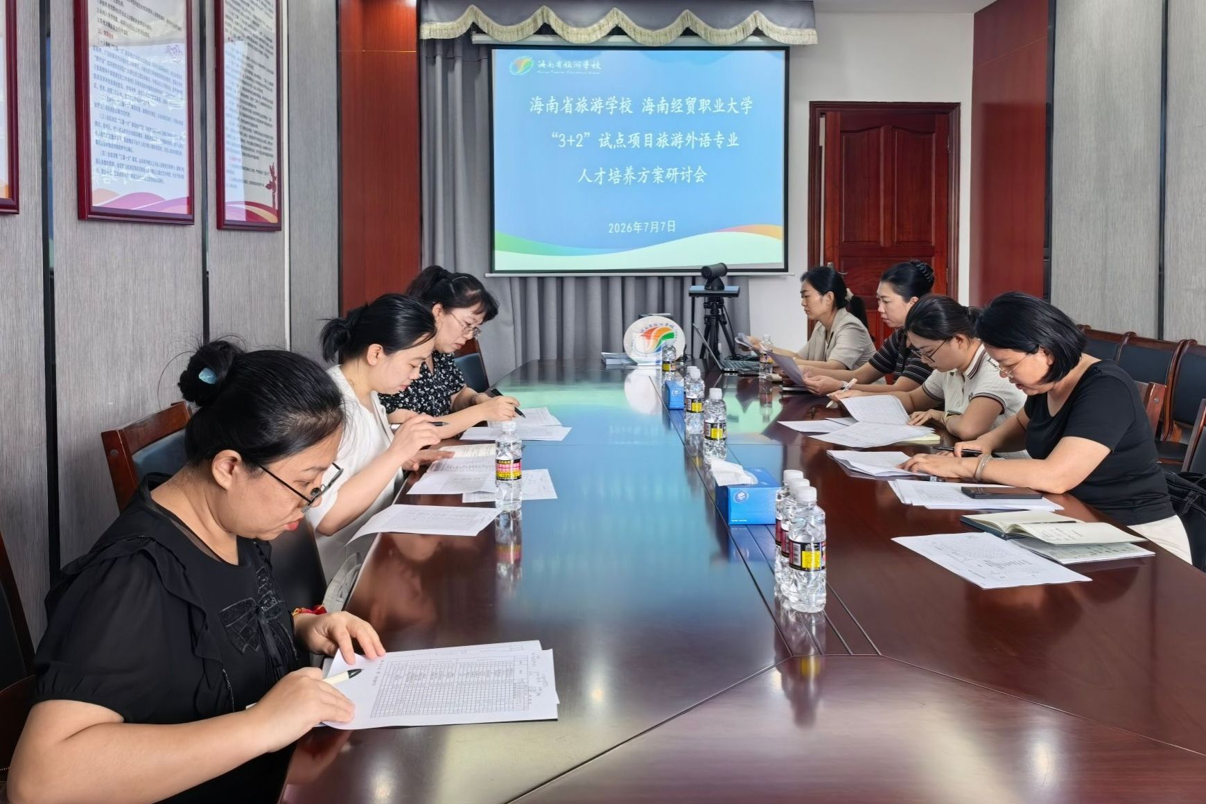 与该校旅游外语和旅游服务与管理教师团