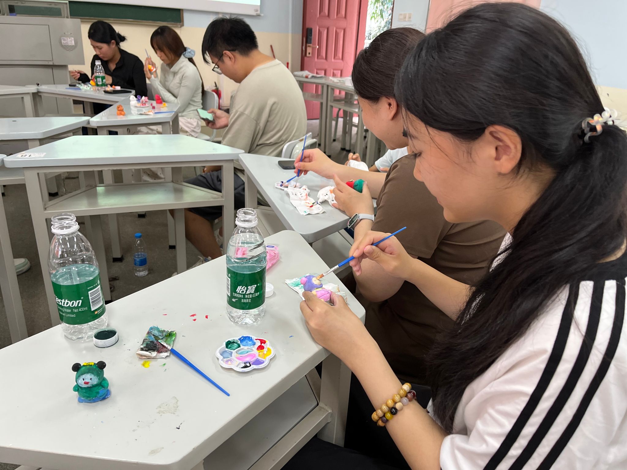同学们随着音乐围圈奔跑