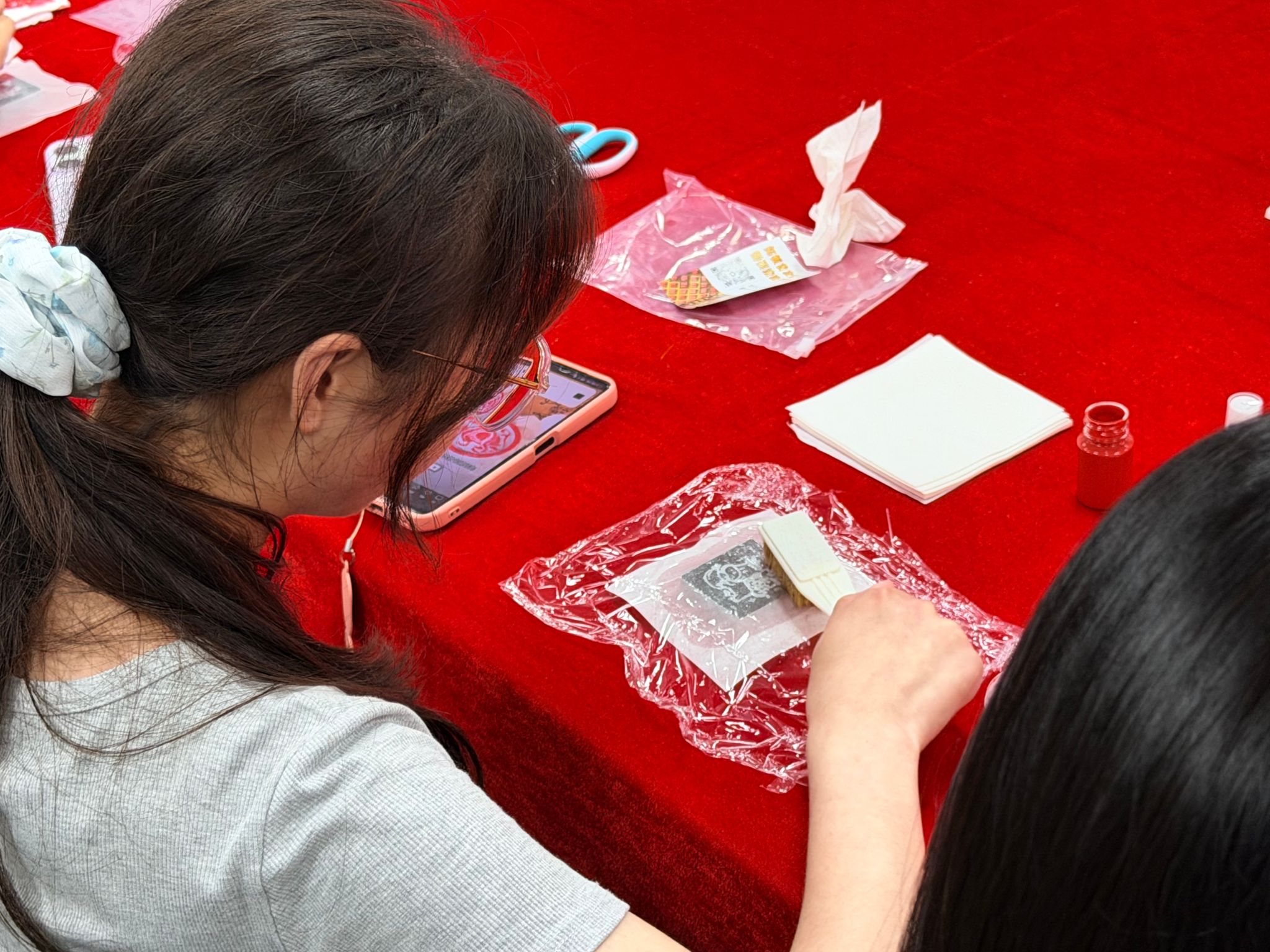 引导学子沉浸式感受传统工艺的魅力